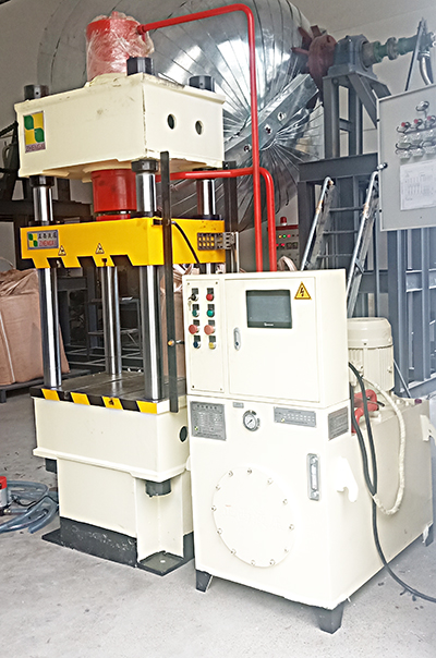 液壓機定制客戶定制的200噸四柱壓力機由液壓機供應商成都正西液壓機供應，圓滿交貨！